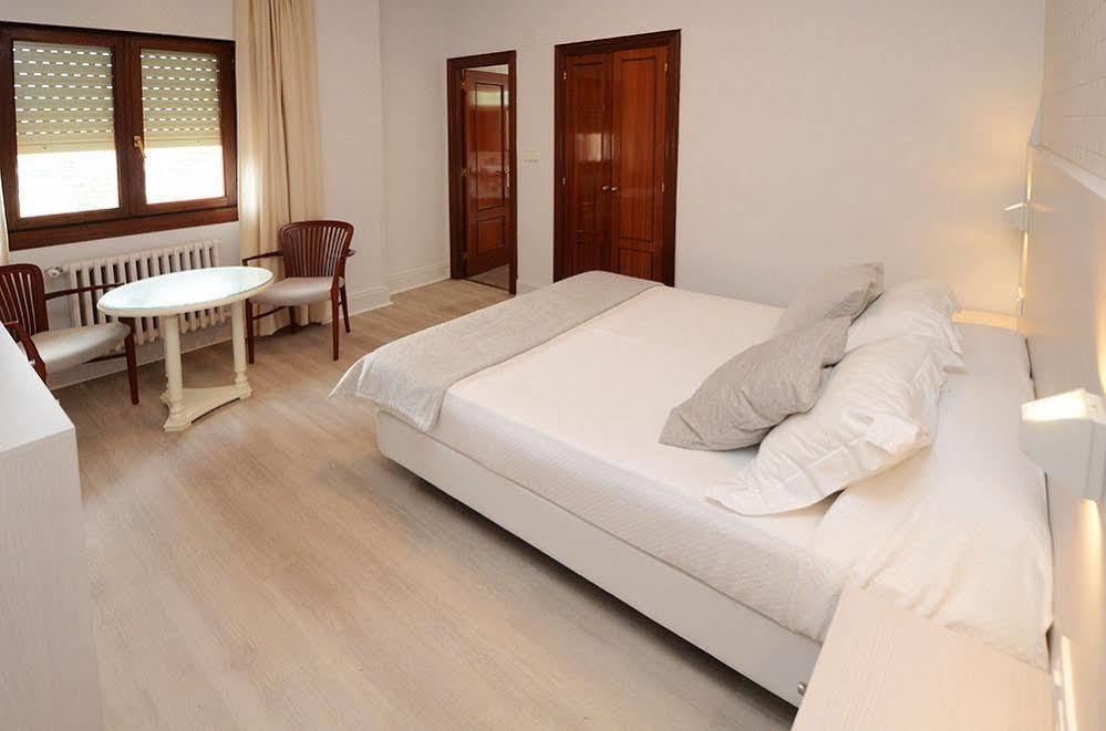 Hostal Vista Alegre 카스트로우르디알레스 외부 사진